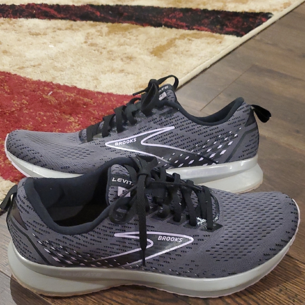 Womems Brooks Gray Athletic Shoes with Breathable Mesh Sz 10